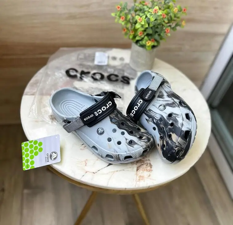 CROCS TIEDIE CLOGS